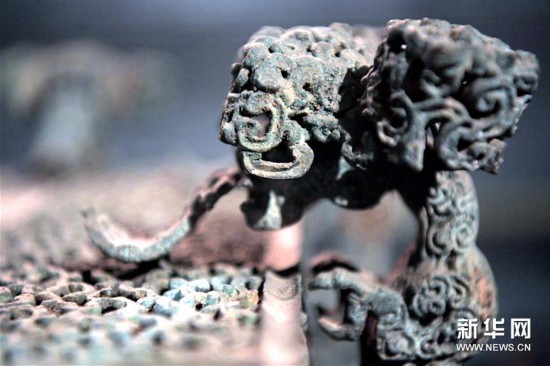 在河南博物院的展廳里，國寶云紋銅禁總是能吸引觀眾駐足觀賞